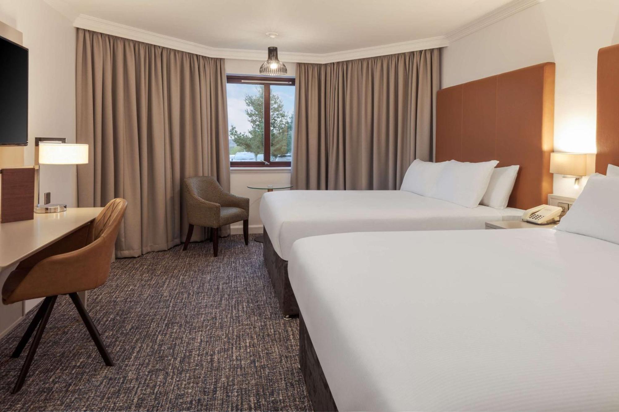 Glasgow Westerwood Hotel, Spa & Golf Resort Камбернолд Экстерьер фото